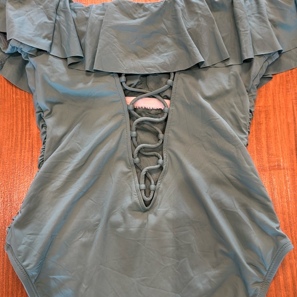 La Blanca Standard Island Goddess Off Shoulder Ruffle One Piece Swimsuit NWOT - Picture 3 of 11